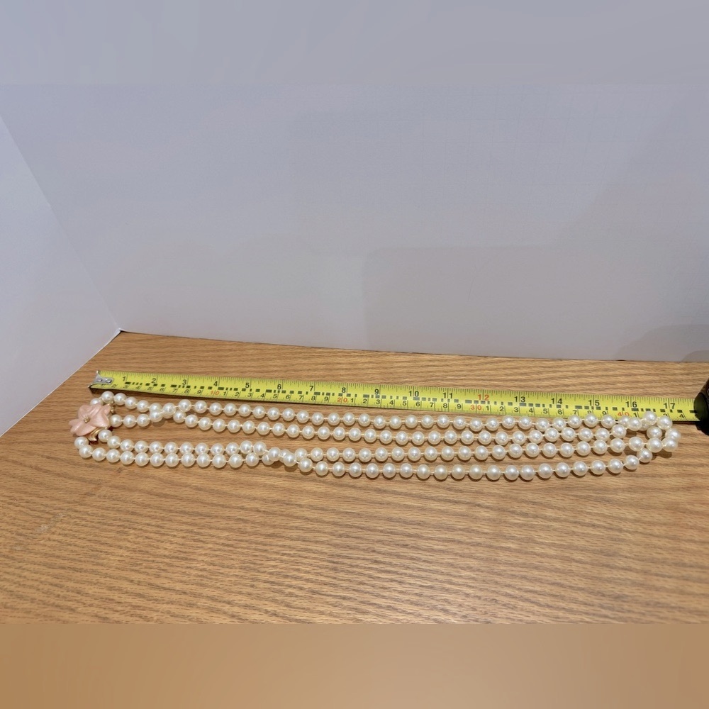Vintage Elegant faux Pearl Necklace with Floral Accent - Picture 5 of 5